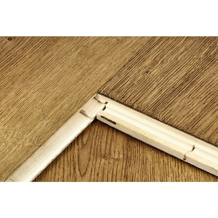 Parkettmuster Eiche Fabia - 300 x 190 x 14 mm, Landhausdiele - Detailansicht eines Holzbodenübergangs mit einer hellen, unlackierten Holzleiste, die den Übergang zwischen zwei Bodenflächen markiert.