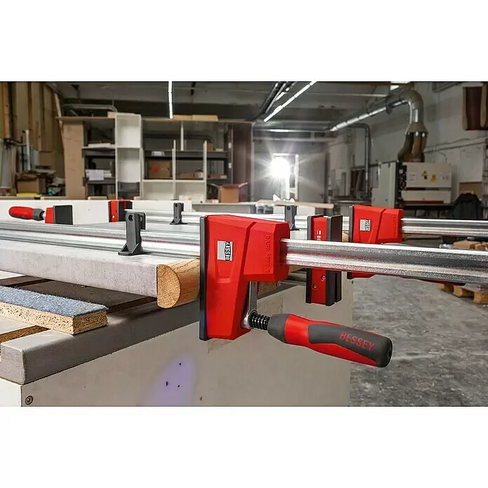 Bessey Korpuszwinge REVO KRE 1000/95 - Spannweite: 1.000 mm, Spannkraft: 8.000 N, Ausladung: 95 mm - Anwendungsbeispiel