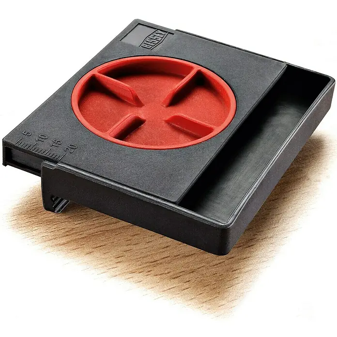 Bessey Abstandhalter - 4 Stk. - Das Bild zeigt eine schwarze Bessey Schneidlade mit einer roten Aussparung für präzise Schnitte. Ideal für saubere Ergebnisse bei Holzarbeiten.