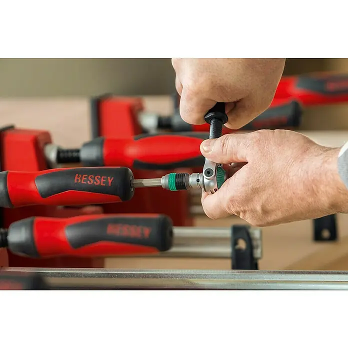 Bessey Korpuszwinge REVO KRE 1000/95 - Spannweite: 1.000 mm, Spannkraft: 8.000 N, Ausladung: 95 mm - Nahaufnahme eines Schraubenschlüssels, der zum Festziehen einer BESSEY Schraubzwinge verwendet wird.
