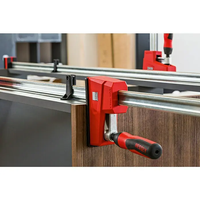Bessey Korpuszwinge REVO KRE 1000/95 - Spannweite: 1.000 mm, Spannkraft: 8.000 N, Ausladung: 95 mm - BESSEY K Body REVO Parallelzwinge im Einsatz, die Werkstücke präzise und sicher fixiert. Ideal für anspruchsvolle Verleimungen im Möbelbau.