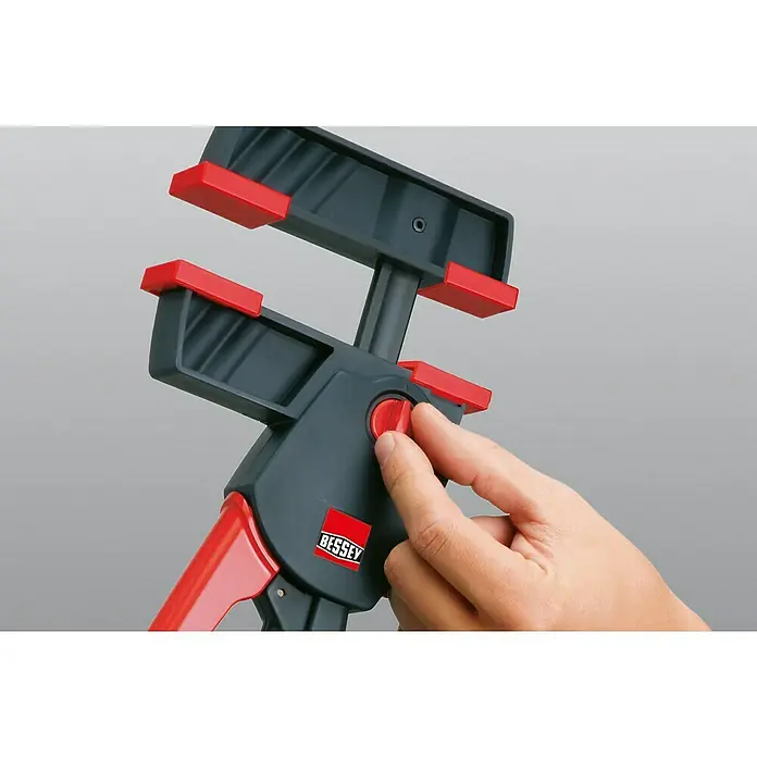Bessey Einhandzwinge DuoKlamp DUO 30-8 - Spannweite: 300 mm, Spannkraft: 1.200 N, Ausladung: 85 mm - Die BESSEY Einhandzwinge im Einsatz, mit einer Hand bedienbar für schnelles und einfaches Festklemmen von Werkstücken.
