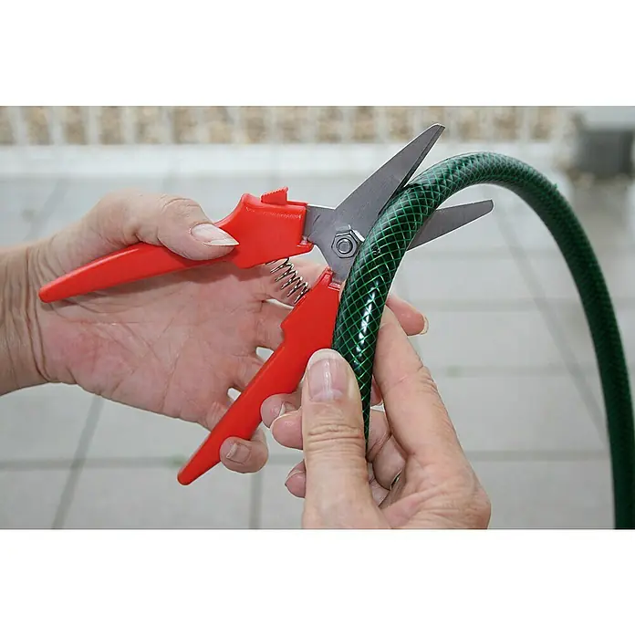 Wisent Kombi-Schere - Schnittlänge: 42 mm, Material Klinge: Edelstahl - Gartenschere schneidet einen grünen Gartenschlauch. Die rote Gartenschere wird verwendet, um den Schlauch zuzuschneiden.