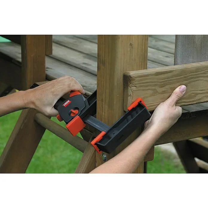 Bessey Einhandzwinge DuoKlamp DUO 30-8 - Spannweite: 300 mm, Spannkraft: 1.200 N, Ausladung: 85 mm - Nahaufnahme einer BESSEY Einhandzwinge im Einsatz beim Werkstück fixieren, ideal für Holzbearbeitung und Heimwerkerprojekte.