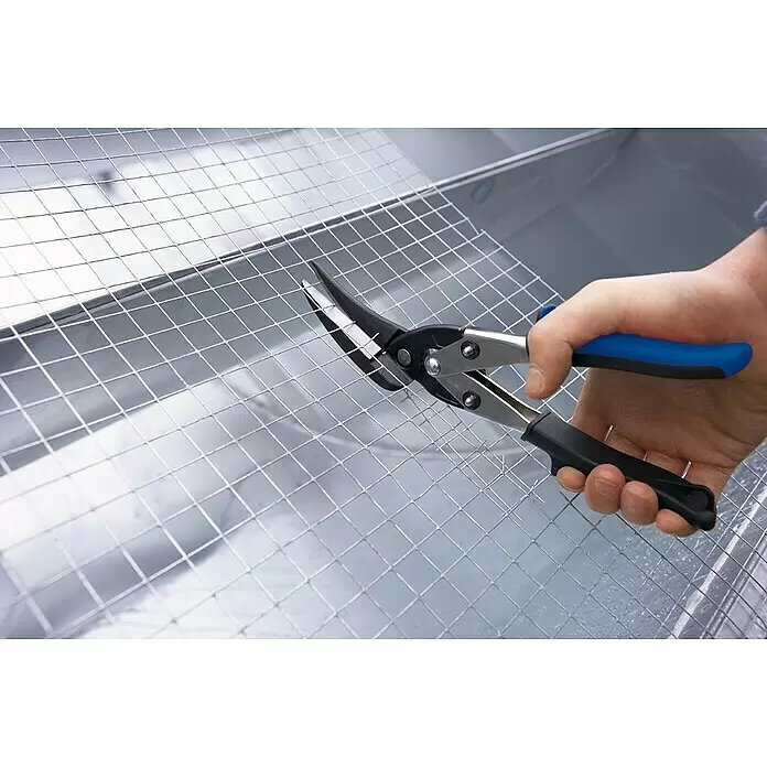 Wisent Universal-Longstyle Schere - Schnittlänge: 64 mm, Materialstärke: 1,2 mm - Eine Hand schneidet mit einer Blechschere mit schwarzen und blauen Griffen ein silbernes Drahtgitter.