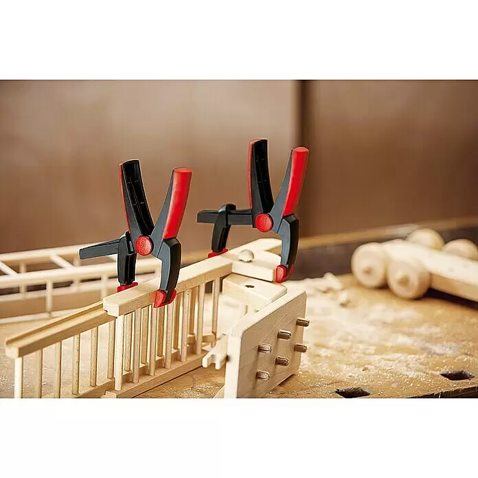 Bessey Federzwinge Clippix Vario XV 5-100 - Spannweite: 100 mm, Spannkraft: 120 N, Ausladung: 50 mm - Anwendungsbeispiel
