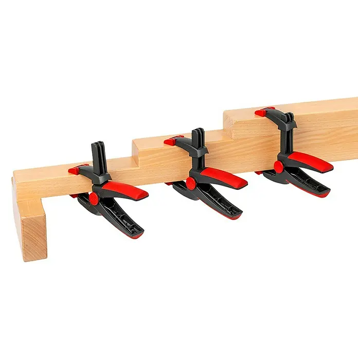 Bessey Federzwinge Clippix Vario XV 5-100 - Spannweite: 100 mm, Spannkraft: 120 N, Ausladung: 50 mm - Holzstücke werden mit roten und schwarzen Federklemmen fixiert, ideal für präzise Bastelarbeiten und den Modellbau. Hohe Spannkraft garantiert sicheren Halt.