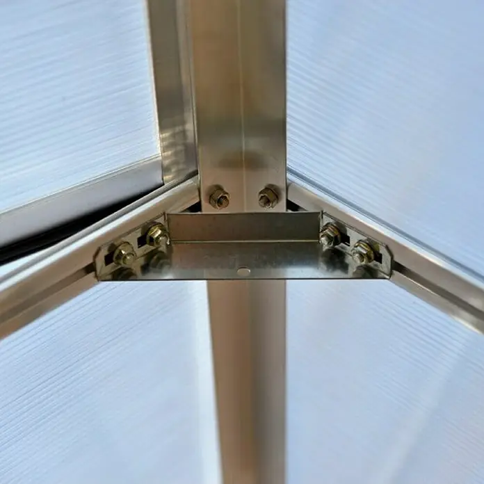 Palram – Canopia Gewächshaus Hybrid - Außenmaß inkl. Dachüberstand (B x T): 185 x 306 cm, 0,7 mm, Silber - Nahaufnahme eines Eckstücks eines Gewächshauses aus Metall, das mit Schrauben und Muttern befestigt ist.