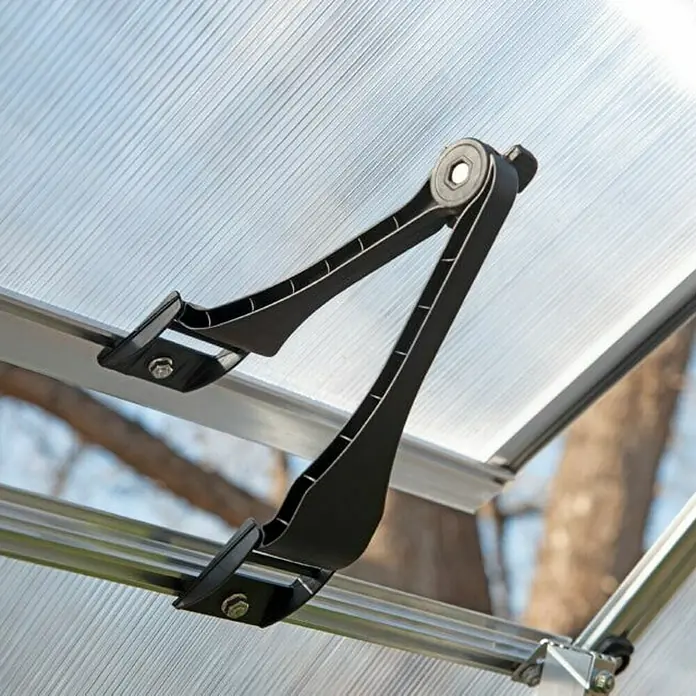 Palram – Canopia Gewächshaus Hybrid - Außenmaß inkl. Dachüberstand (B x T): 185 x 306 cm, 0,7 mm, Silber - Detailaufnahme eines schwarzen Fensteröffners an einem Gewächshausfenster, der für Belüftung sorgt.