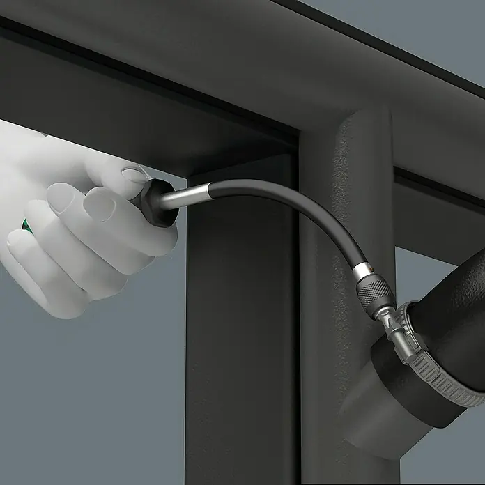 Wera Bit-Handhalterung 392 - ¼″ Außensechskant, Flexibler Schaft - Flexible Wera-Werkzeugverlängerung in Aktion, ideal für schwer zugängliche Stellen bei Montagearbeiten. Optimale Kraftübertragung garantiert.