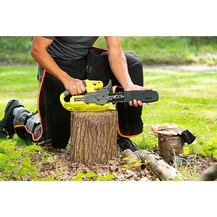 Ryobi ONE+ Maschinenpaket - Akku-Kettensäge RY18CS20A-0,18V, 4 Ah Akku & 2A Ladegerät - Mann mit Ryobi Akku-Kettensäge.