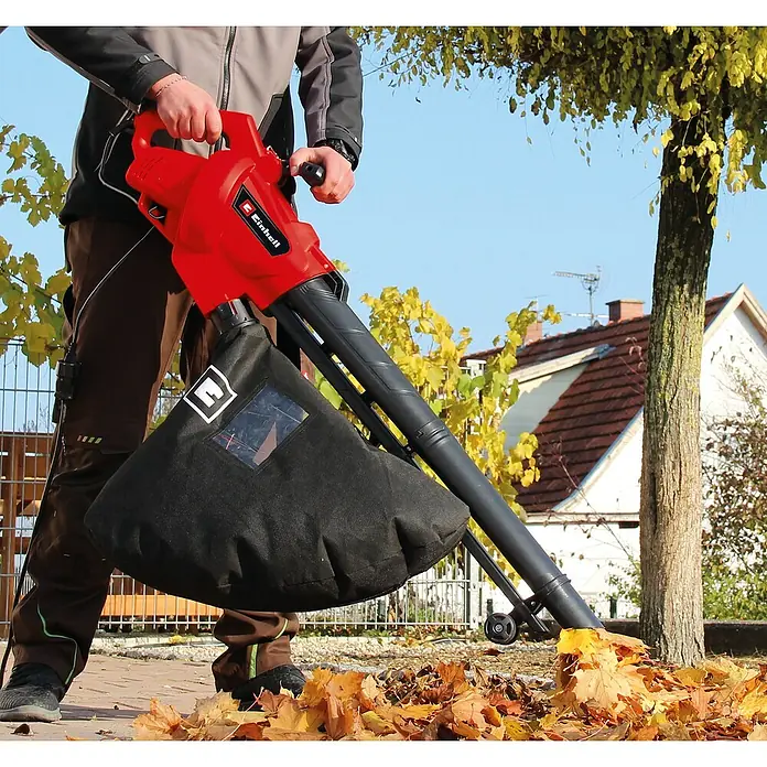 Einhell Aspirador de hojas eléctrico GC-EL 3024 E - 3.000 W, Velocidad de soplado: 240 km/h - Se utiliza un aspirador de hojas Einhell rojo con bolsa de recogida para aspirar hojas al aire libre.
