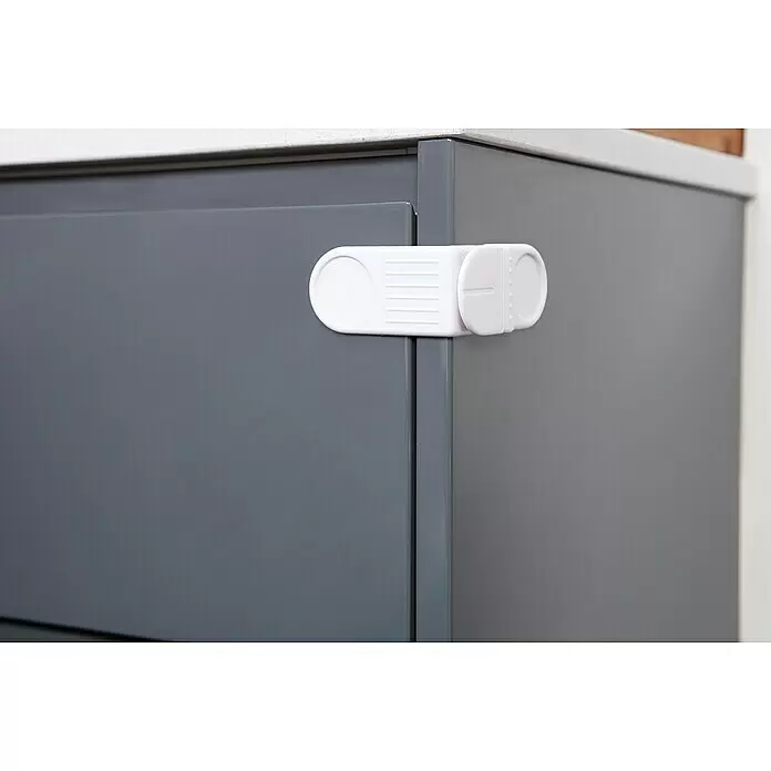 Dreambaby Winkelverschluss - Weiß, 2 Stk. - Weißes Kindersicherungsschloss aus Kunststoff sichert eine graue Schublade.