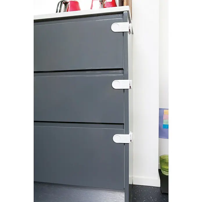 Dreambaby Winkelverschluss - Weiß, 2 Stk. - Kindersicherungen an Schubladen verhindern, dass Kinder sie öffnen, und sorgen so für ein sicheres Zuhause.