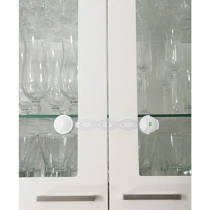 Dreambaby Multifunktionsverschluss EZY-Check - Montageart: Einhängen, Transparent, 3 Stk. - Ein Schrank ist mit einem transparenten Schrankschloss gesichert, um Kinder vor dem Zugriff auf den Inhalt zu schützen.