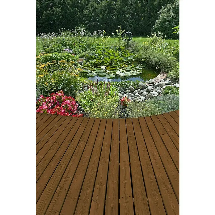 Konstruktionsholz - 300 x 7 x 4,5 cm, Kiefer, Teak - Diese Abbildung zeigt eine Holzterrasse mit Blick auf einen üppigen Gartenteich mit Seerosen. Eine friedliche Szene im Freien.