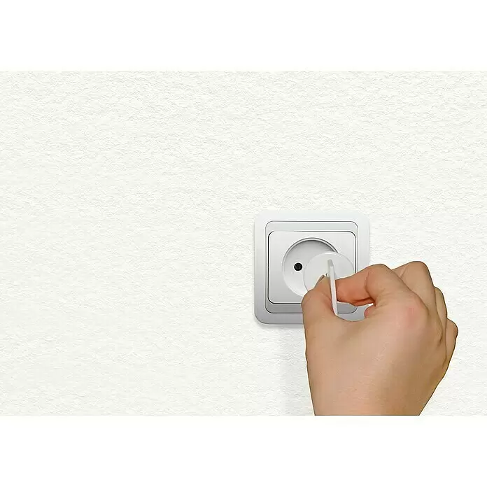 Dreambaby Steckdosenverschluss - 8 Stk., Weiß - Weiße Kindersicherung aus Kunststoff wird von einer Hand in eine Steckdose gesteckt, um Schutz für Elektroanschlüsse zu bieten.