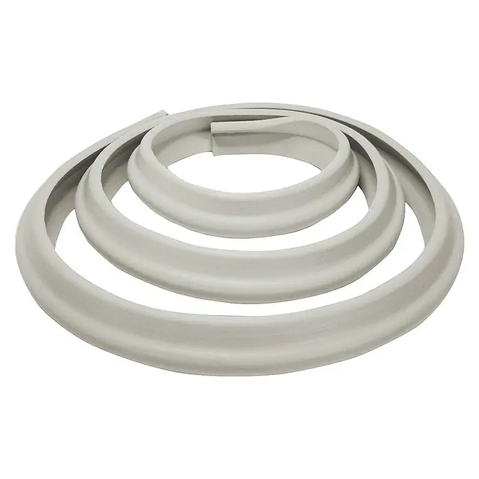 Dreambaby Eckenschutz - Grau, L x B: 2.000 x 41 mm - Nahaufnahme einer flexiblen, weißen Fußleiste in Spiralform, ideal zur Dekoration von Innenräumen und zur Gestaltung von Wohnräumen.