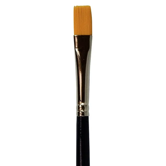 Talens Pincel plano AC Toray 194 - Tamaño pincel: N.18, Fibra sintética, Madera - Primer plano de un pincel plano de artista con cerdas doradas y un mango elegante y pulido, sobre un fondo negro.