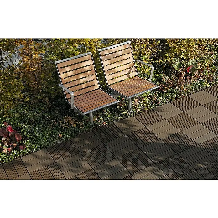 Klickfliese - WPC, 30 x 30 x 2,2 cm, 4 Stk., Marone - Zwei moderne Parkbänke aus Holz und Metall auf einem gepflasterten Platz, umgeben von üppigem Grün. Die Bänke laden zum Verweilen ein.