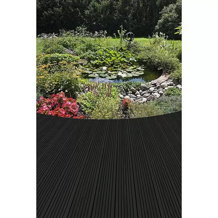 Terrassendiele - Kiefer, 250 x 14,5 x 2,8 cm, Anthrazit - Dunkelgraue gerillte Terrasse im Garten, bietet Blick auf Teich mit Seerosen und bunten Blumen.