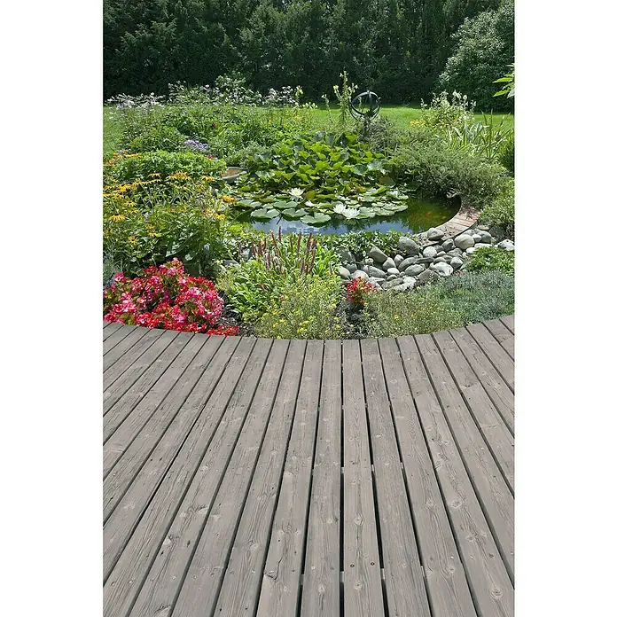 Unterkonstruktion - 300 x 7 x 4,5 cm, Kiefer - Ein ruhiger Teich mit Seerosen und bunten Blumen, umrahmt von einer einladenden Holzterrasse, die zum Verweilen einlädt.