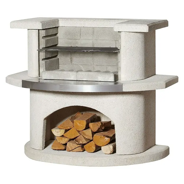 Buschbeck Grillbar Venedig - Edelstahlsimsblech, Hauptgrillfläche: 54 x 34 cm - Bild eines Grillkamins aus Stein mit Holzscheiten. Der Grillkamin ist aus hellem Stein gefertigt und hat ein Fach für die Holzscheite.