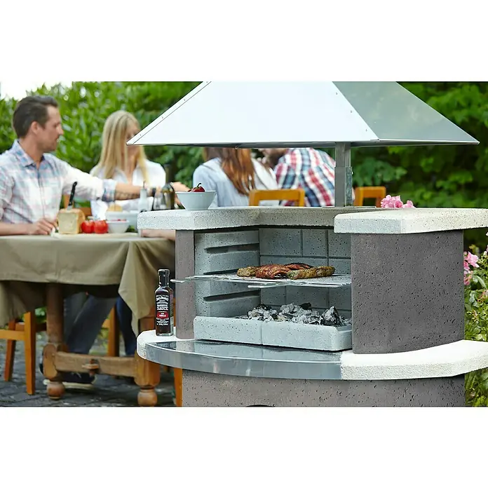 Buschbeck Grillkamin Zürich - Hauptgrillfläche: 54 x 34 cm - Grill mit Speisen und Jack Daniel's BBQ Sauce im Freien. Die Sauce neben dem Grill verspricht Geschmack für das Essen.
