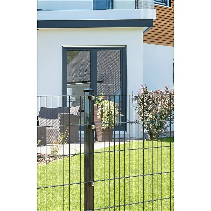 Zaunpfosten - Höhe: 175 cm, Anthrazit, Metall - Nahaufnahme eines doppelstabmattenzauns in anthrazit mit Zaunpfosten und Befestigungsklemmen vor modernem Haus und Rasenfläche.