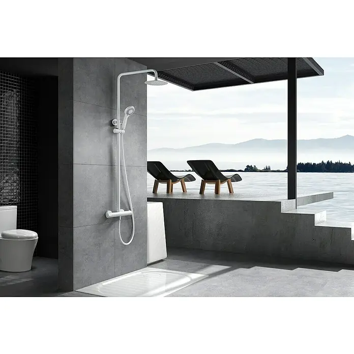 Imex Sistema de ducha Kent - Con grifo termostático, Blanco - Un baño moderno con un conjunto de ducha blanco, que muestra un diseño elegante y minimalista.