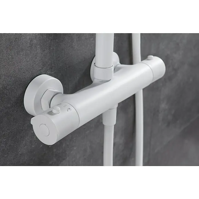 Imex Sistema de ducha Kent - Con grifo termostático, Blanco - Primer plano de un elegante grifo de ducha blanco con control preciso de temperatura y diseño moderno sobre un fondo oscuro.