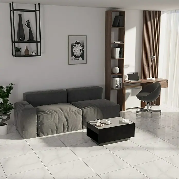 Feinsteinzeugfliese Torino Bianco - 60 x 60 cm, Weiß/Grau, Glänzend - Ein stilvolles Wohnzimmer mit grauem Sofa, Couchtisch und einem eleganten Schreibtischbereich mit Bücherregal.