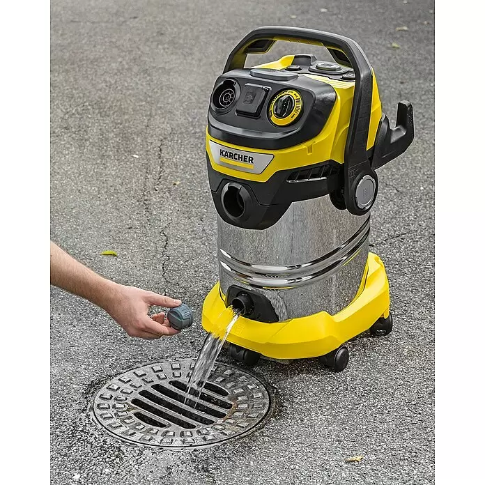 Kärcher Elektro-Nass- & Trockensauger WD6 P S V-30/6/22/T - 1.300 W, Behältervolumen: 30 l - Gelb-silberner Kärcher Nass-/Trockensauger entleert Wasser aus seinem Tank in einen Gullydeckel.