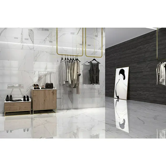 Halcón Pavimento porcelánico Palatina - 60 x 120 cm, Blanco Carraca, Brillante, Espesor: 7,4 mm - Un interior elegante con baldosas de mármol, colgadores de ropa dorados y muebles elegantes que crean un ambiente lujoso.