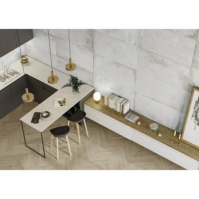 Pavimento porcelánico Origin - 60 x 120 cm, Caliza, Mate, Rectificado - Una isla de cocina moderna con dos taburetes, lámparas colgantes minimalistas y un aparador elegante decorado con elementos decorativos para un ambiente elegante.