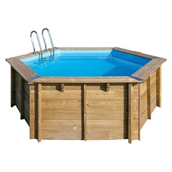 Gre Holz-Pool Vanille 2 - Ø x H: 400 x 119 cm, Braun, 8.000 l - Ein sechseckiger Holzpool mit einer Leiter, gefüllt mit blauem Wasser, im Freien.