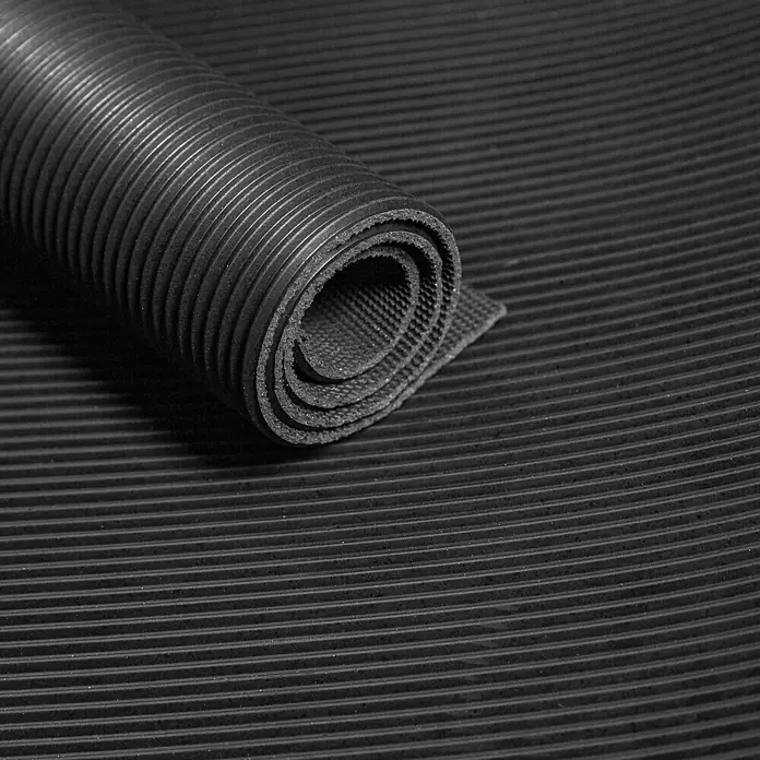 Riefenläufer Meterware - Breite: 120 cm, Materialstärke: 2,7 mm - Gerollte, gerippte Gummimatte, ideal für Werkstatt oder Stall. Robuste Oberfläche für sicheren Halt und einfache Reinigung.