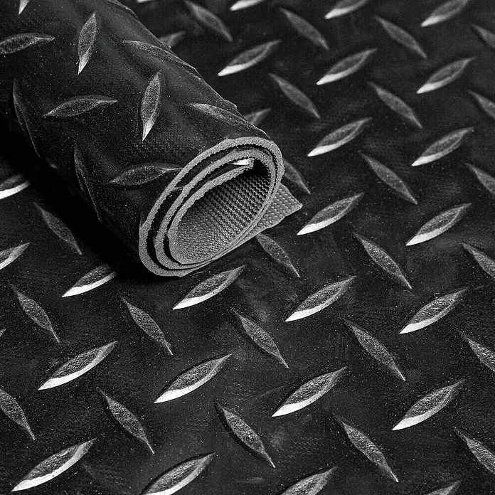 Riefenläufer MeterwareBreite: 100 cm, Materialstärke: 5 mm - Bild eines aufgerollten, schwarzen Gummiläufers mit einem markanten, rutschfesten Diamantenmuster. Ideal für Werkstätten und Garagen.