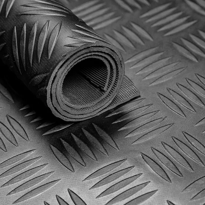 Riefenläufer Meterware Karo Muster - Breite: 120 cm, Materialstärke: 3 mm - Ein aufgerolltes, robustes, schwarzes Bodenbelag mit einem markanten, rutschfesten Rautenmuster für industrielle und gewerbliche Anwendungen.