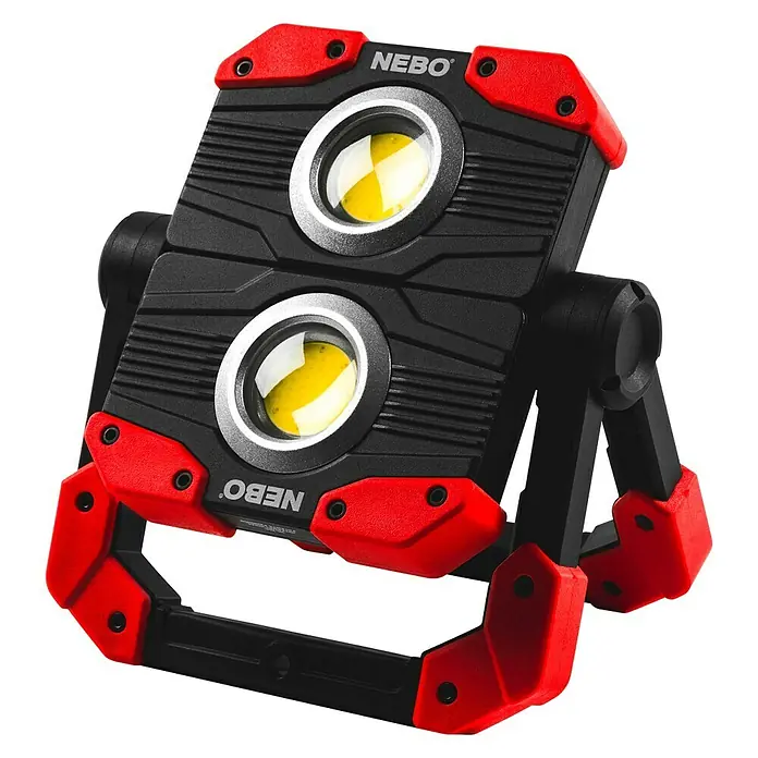 Nebo Tools Luz de trabajo LED Omini 2K - 2.000 lm - Imagen detallada de una luz de trabajo NEBO con dos lámparas LED, detalles rojos y carcasa negra para uso profesional.