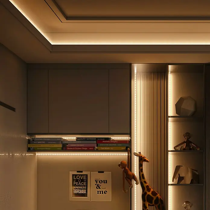 Ledvance SUN@Home Smart-LED-Band Moodlight - Länge: 300 cm, Kaltweiß, 13,5 W, 65 lm - Regal mit dekorativen Büchern, Giraffe und Affenspielzeug, beleuchtet mit LED-Leuchten für ein gemütliches Ambiente.