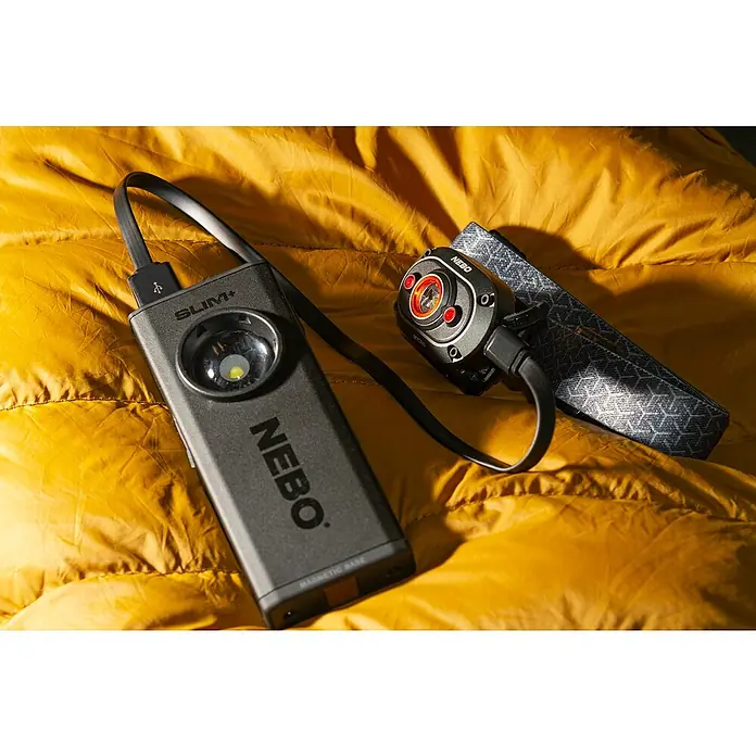 Nebo Tools Linterna frontal Mycro - 4,6 x 3,2 x 3,4 cm, 10 lm - 400 lm, IP67 - Dos luces NEBO sobre una superficie acolchada amarilla: una SLIM+ y una lámpara frontal con una banda estampada gris.