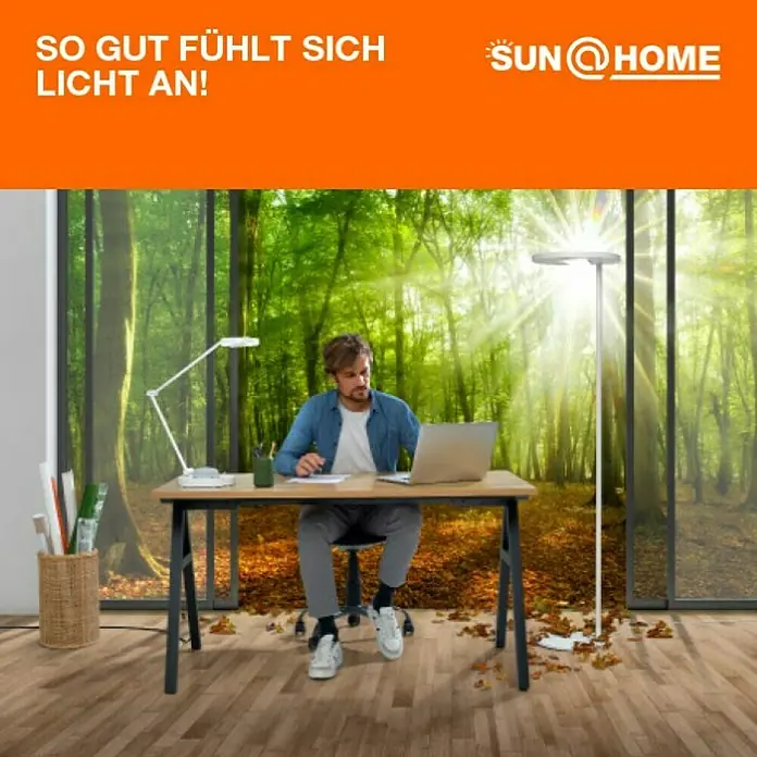 Ledvance SUN@Home Smart-LED-Lampe Smart+ WIFI - E14, Dimmbar, Neutralweiß, 425 lm, 4,9 W - Ein Mann arbeitet an einem Schreibtisch mit modernen Sun@Home-Lampen, die für eine angenehme Arbeitsatmosphäre sorgen.