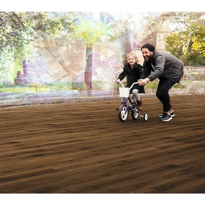 MyStyle MyDream Laminat - Bourbon Hill Oak, Landhausdiele, 1.285 x 192 x 14 mm - Ein Vater lehrt seiner Tochter das Radfahren auf einem eleganten, dunklen Holzboden, der Wärme und Stil ausstrahlt. Perfekt für Familien.