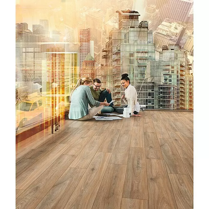 MyStyle MyArt Laminat - Spindrift Oak, Landhausdiele, 1.285 x 192 x 12 mm - Drei Kollegen arbeiten auf einem hellbraunen Holzboden in einer modernen Stadtumgebung.