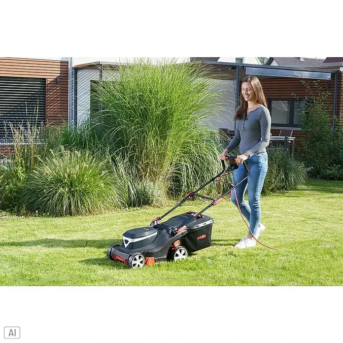 AL-KO Comfort Elektro-Rasenmäher - 1.200 W, Schnittbreite: 32 cm - Frau mäht Rasen mit AL-KO Rasenmäher vor dem Haus, umgeben von Grün.