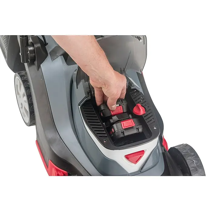 AL-KO Bosch Home & Garden Compatible Akku-Rasenmäher 3.82 Li Easy - 18 V, 2 Akkus, 4 Ah, Schnittbreite: 38 cm - Nahaufnahme eines Rasenmähers, in den eine Hand zwei schwarze Akkus mit roten Akzenten einsetzt.