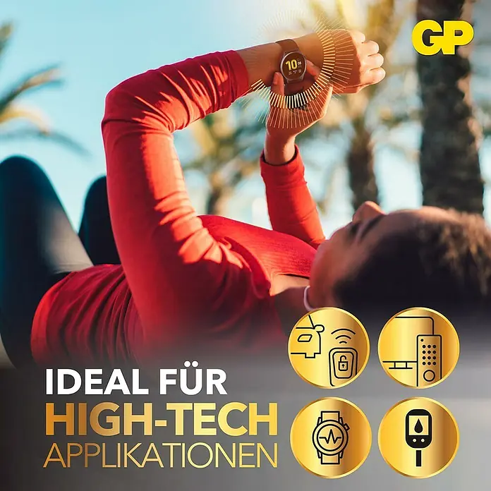 GP Lithium Batterie Knopfzellen CR2032 3V - 4 Stk. - Eine Frau liegt im Freien und schaut auf ihre Smartwatch, beworben für High-Tech-Anwendungen mit GP Batterien.