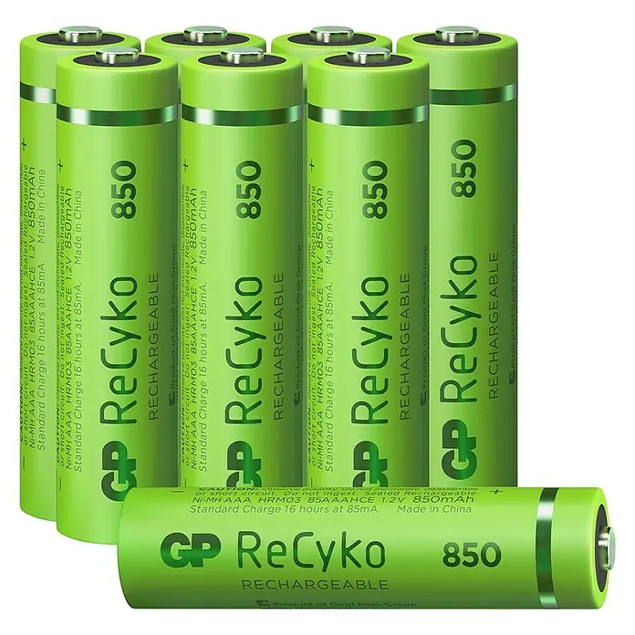 GP ReCyko Akku AAA Micro/HR03, 850 mAh, NiMH, Ready-to-use 8Stk - 850 mAh - Nahaufnahme von GP ReCyko 850 wiederaufladbaren AAA-Batterien in Grün, die eine umweltfreundliche Energieoption darstellen.