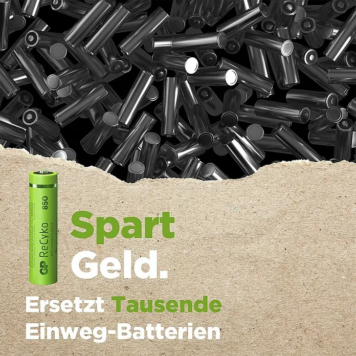 GP ReCyko Akku AAA Micro/HR03, 850 mAh, NiMH, Ready-to-use 8Stk - 850 mAh - Bild einer GP ReCyko-Batterie vor einem Hintergrund voller herkömmlicher Batterien. „Spart Geld. Ersetzt tausende Einweg-Batterien.“